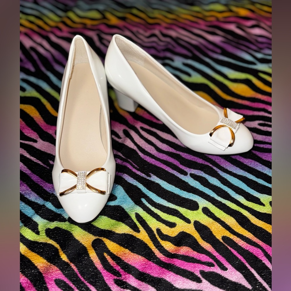 Elegant White Pumps with Gold Accents